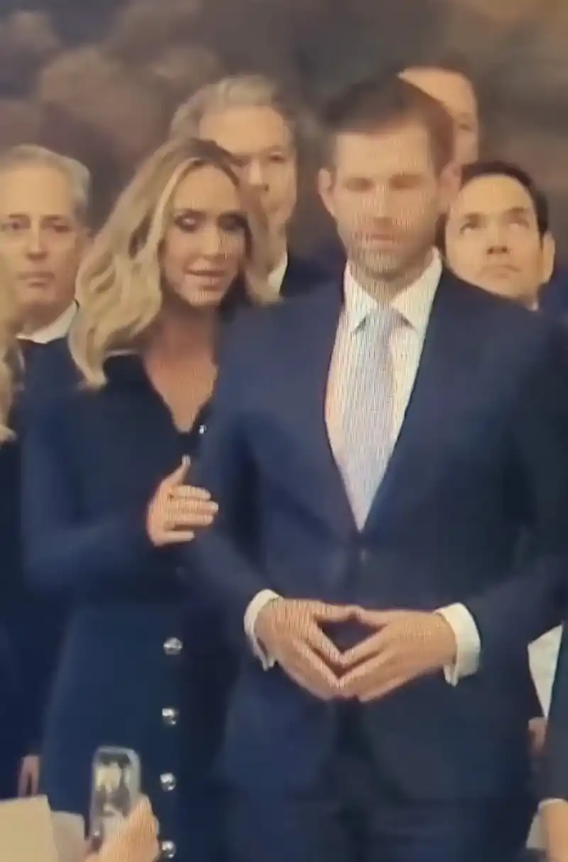 LARA TRUMP FA SPOSTARE LE MANI A ERIC TRUMP DURANTE L INAUGURATION DAY 