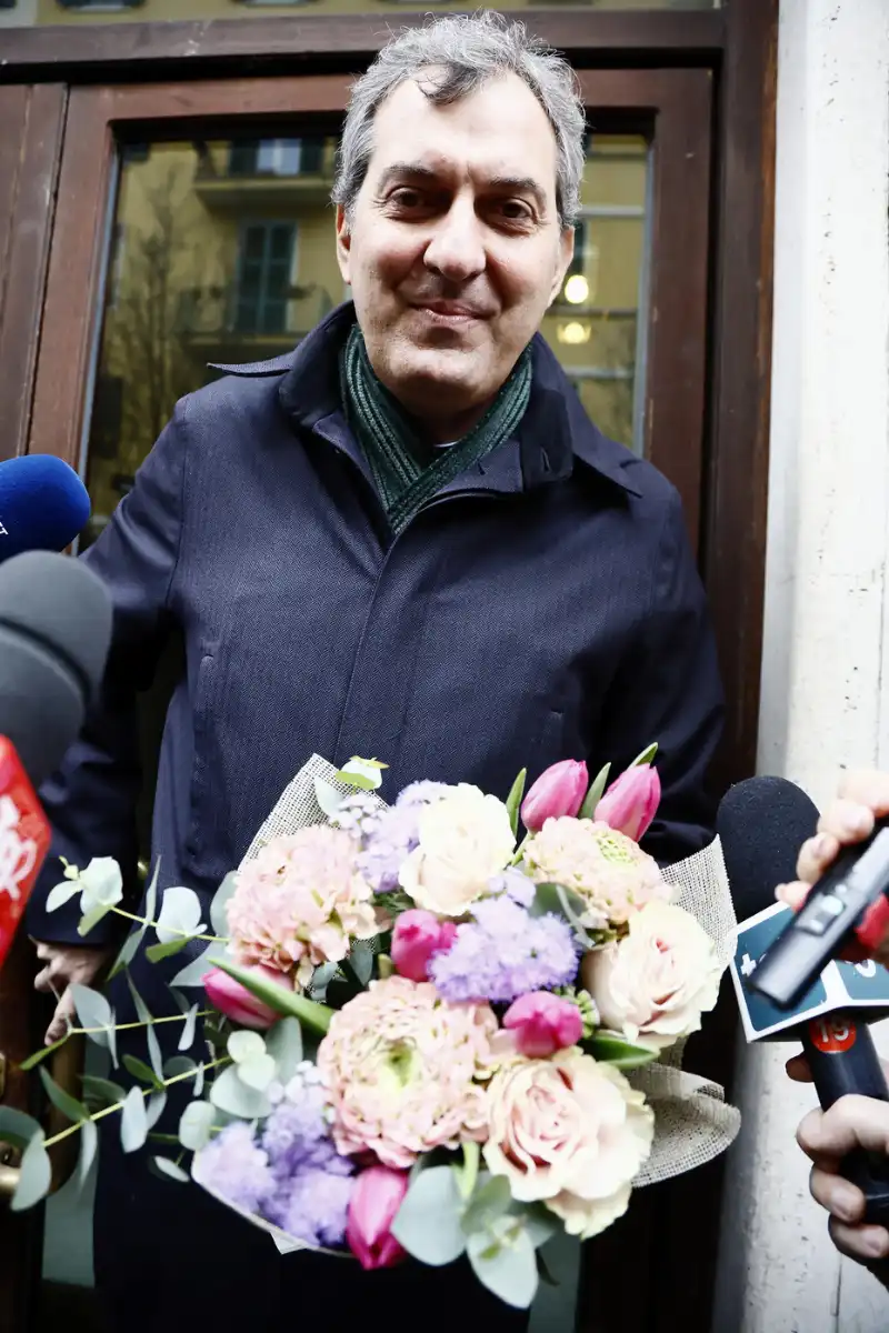 MARIO CALABRESI A CASA DI CECILIA SALA CON UN MAZZO DI FIORI