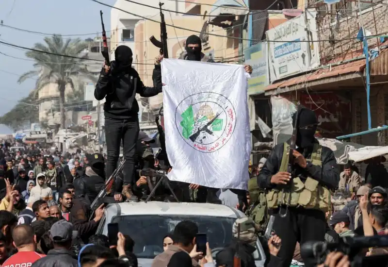 miliziani di hamas tra la folla festante di gaza