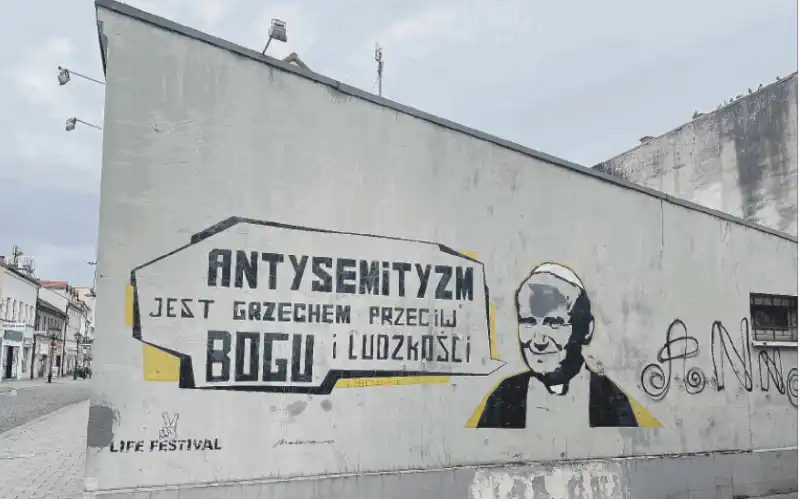 MURALE CON PAPA Wojtyla SULL ANTISEMITISMO A OSWIECIM - FOTO MICOL FLAMMINI 