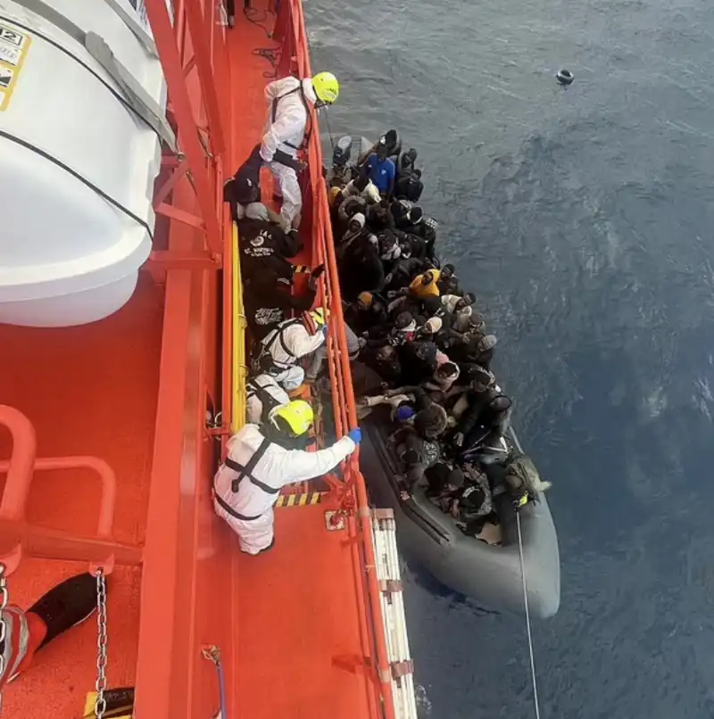 neonato nato a bordo di un gommone a largo dell oceano atlantico   3