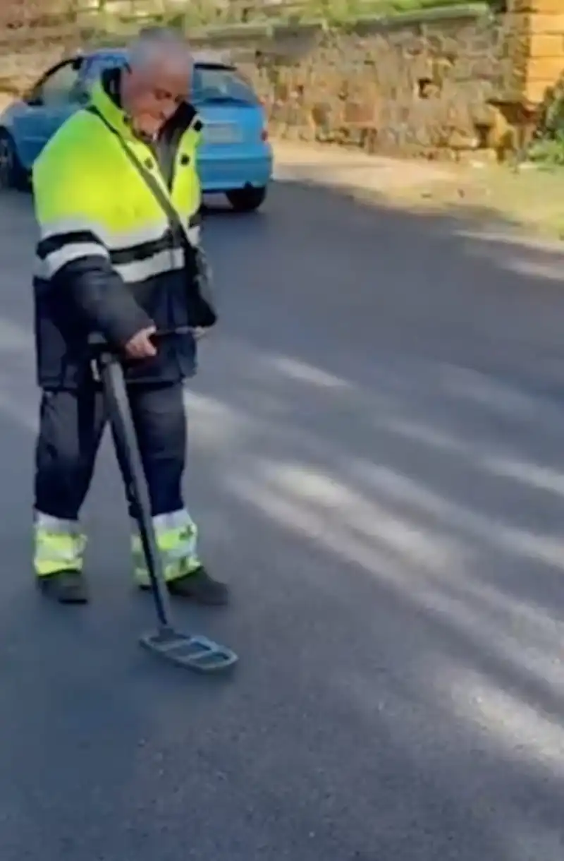 operaio cerca tombino con il metal detector ad agrigento 3