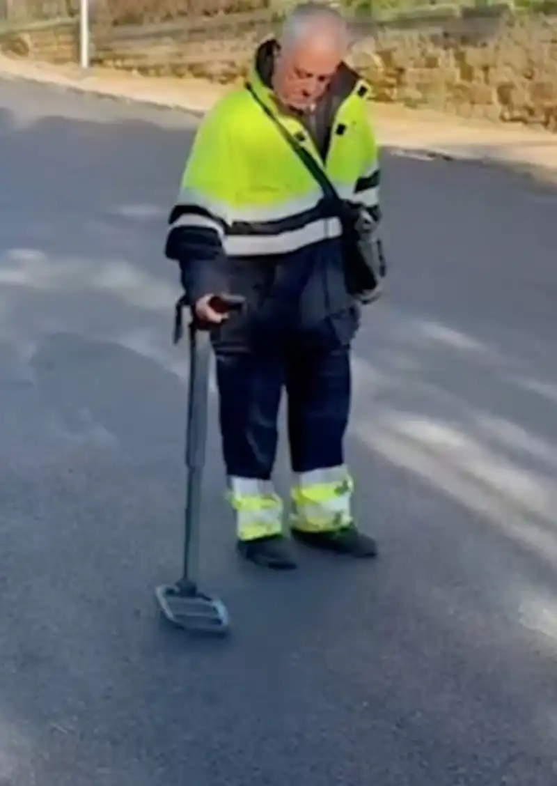 operaio cerca tombino con il metal detector ad agrigento 4