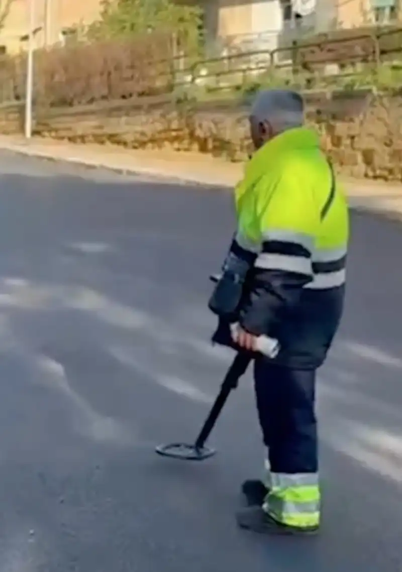 operaio cerca tombino con il metal detector ad agrigento 5