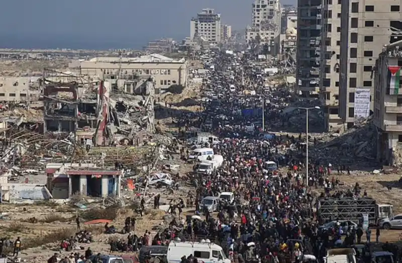 palestinesi sfollati tornano al nord della striscia di gaza   10