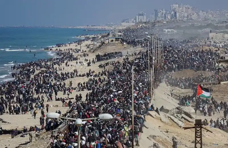 palestinesi sfollati tornano al nord della striscia di gaza   15