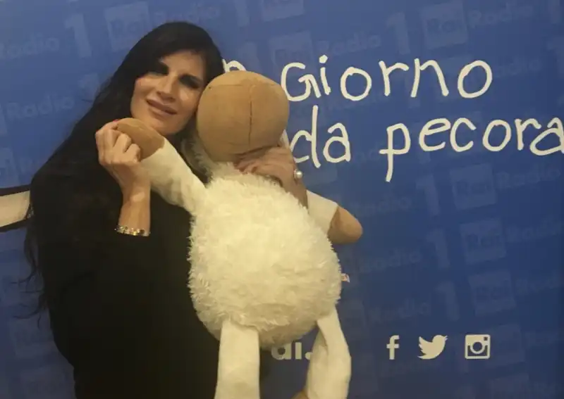 PAMELA PRATI A UN GIORNO DA PECORA