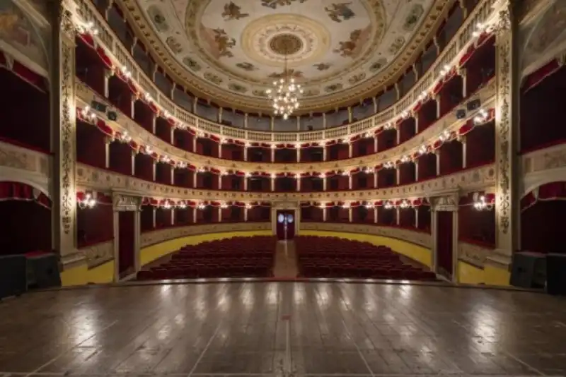 piove su palco del teatro pirandello ad agrigento 22