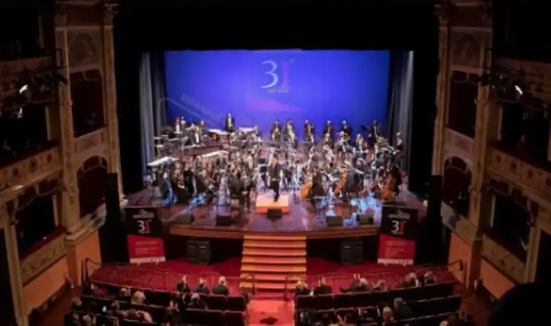 piove su palco del teatro pirandello ad agrigento 44