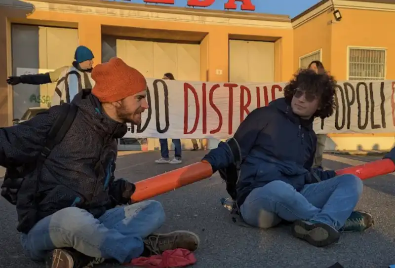 protesta extinction rebellion davanti alla sede di leonardo   5