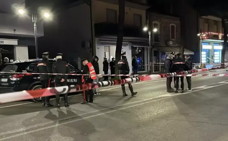 RIMINI - 23ENNE EGIZIANO ACCOLTELLA 4 PERSONE IN STRADA E SI AVVENTA CONTRO I CARABINIERI