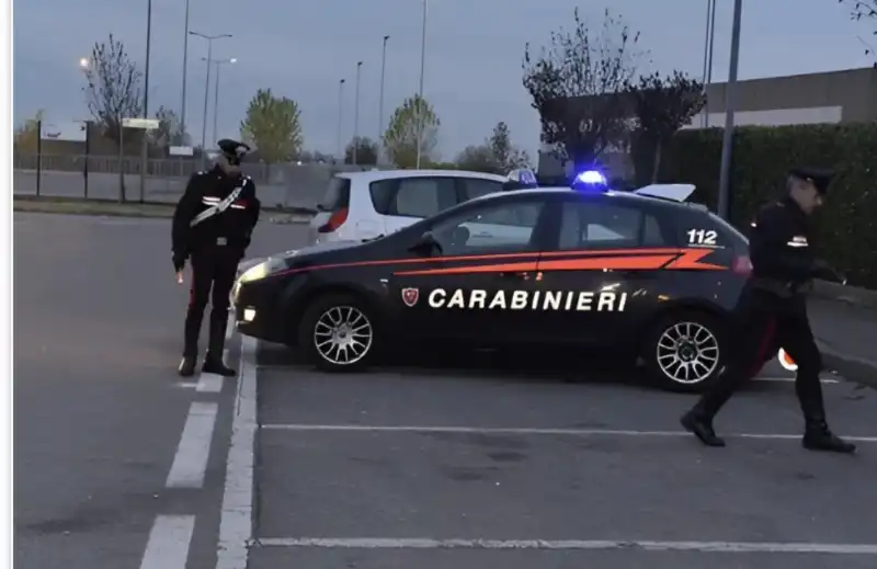 RIMINI - 23ENNE EGIZIANO ACCOLTELLA 4 PERSONE IN STRADA E SI AVVENTA CONTRO I CARABINIERI