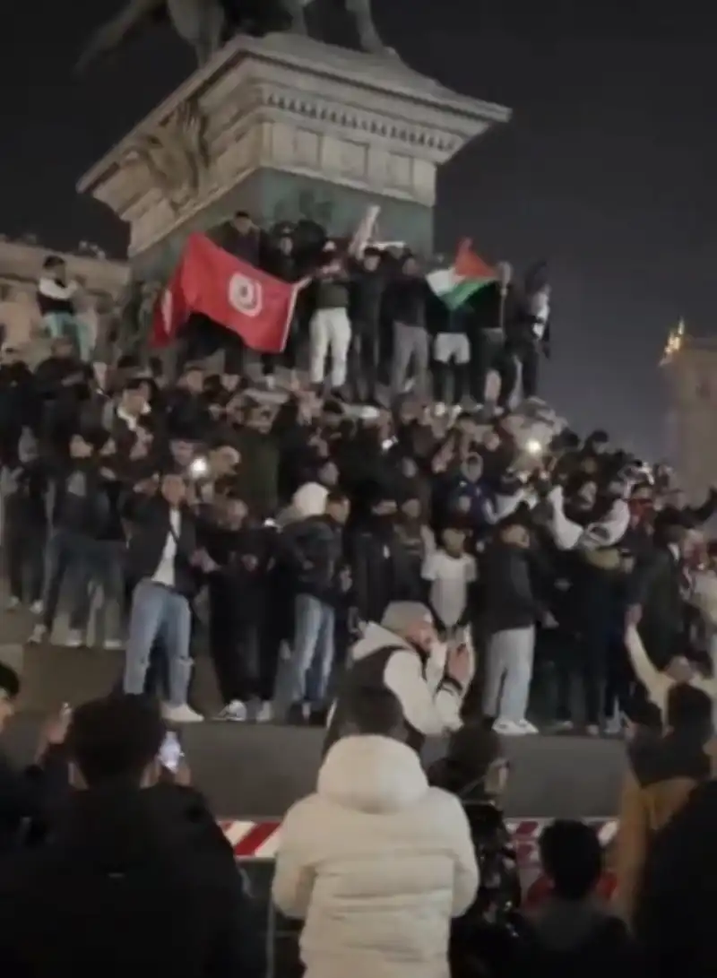 stranieri in piazza duomo a capodanno   3