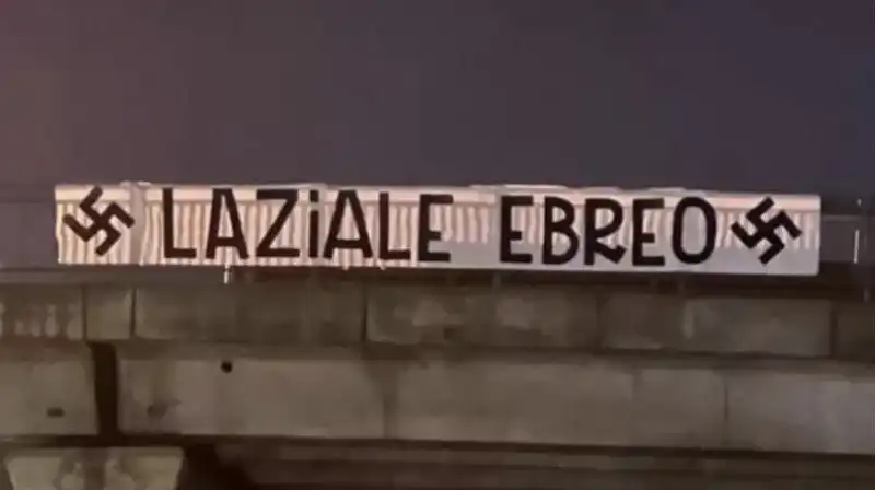 STRISCIONE ANTISEMITA CONTRO LA LAZIO PRIMA DEL DERBY