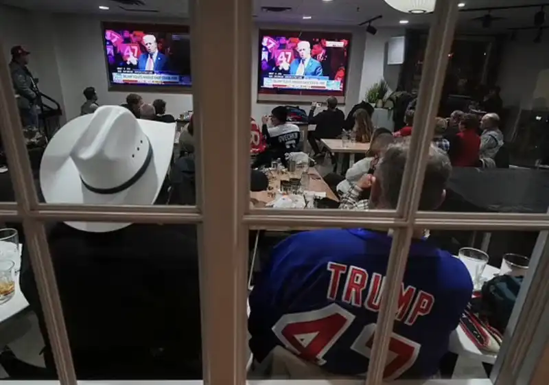 supporter guardano trump in tv