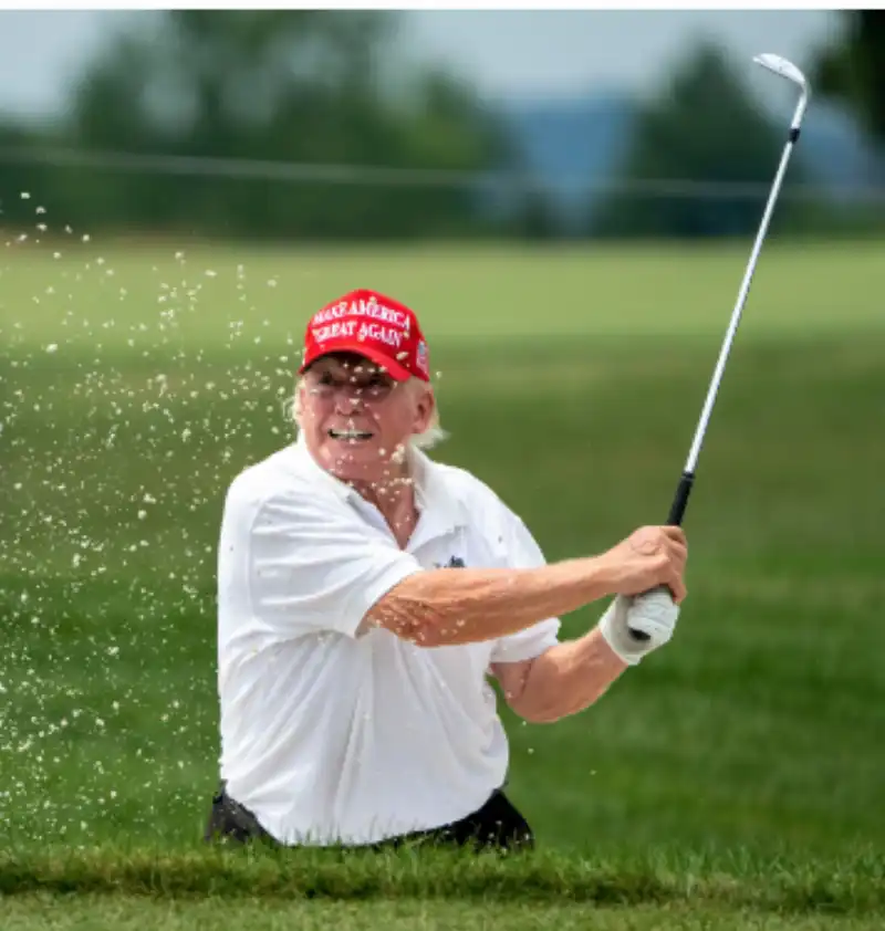 trump gioca a golf