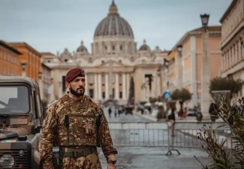 VATICANO - CONTROLLI CON L ESERCITO