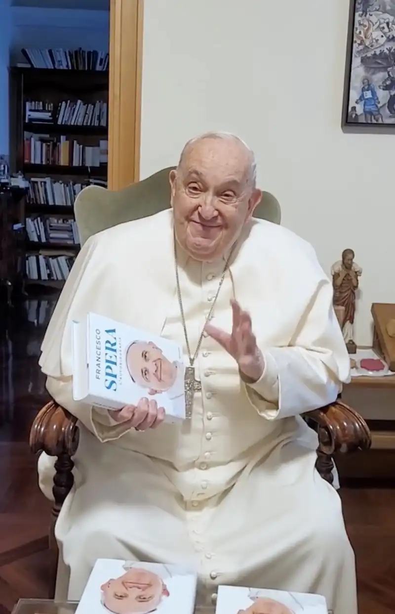 video tiktok di bergoglio sul tiktok di mondadori  3