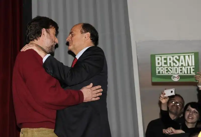 L ABBRACCIO DI NANNI MORETTI E PIERLUIGI BERSANI