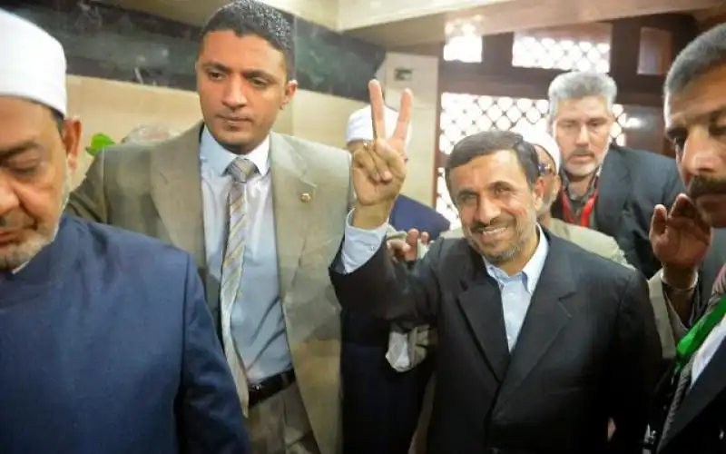 Ahmadinejad in visita al Cairo incontra MorsiYJW QX x 