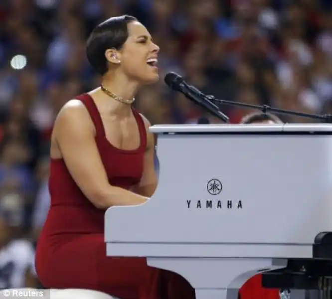 ALICIA KEYS CANTA E SUONA L INNO 