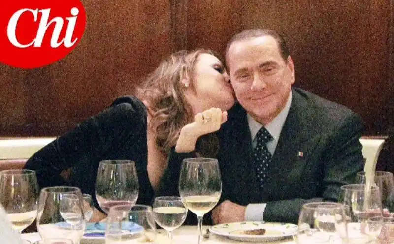 IL BACIO DI FRANCESCA PASCALE A SILVIO BERLUSCONI - FOTO DA _CHI