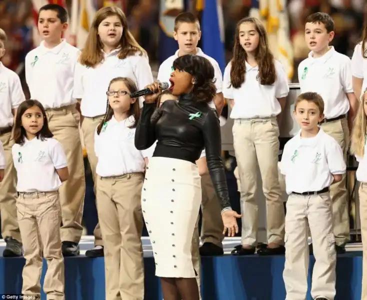 I BAMBINI DI SANDY HOOK SCUOLA DELLA STRAGE IN CONNECTICUT CON JENNIFER HUDSON CHE CANTA AMERICA THE BEATIFUL 