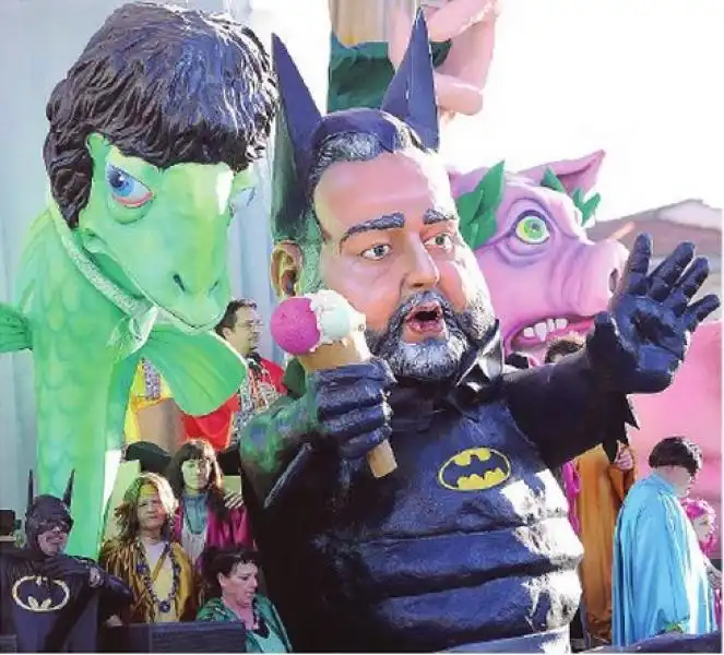 ER BATMAN FIORITO SUI CARRI DI CARNEVALE DI VIAREGGIO