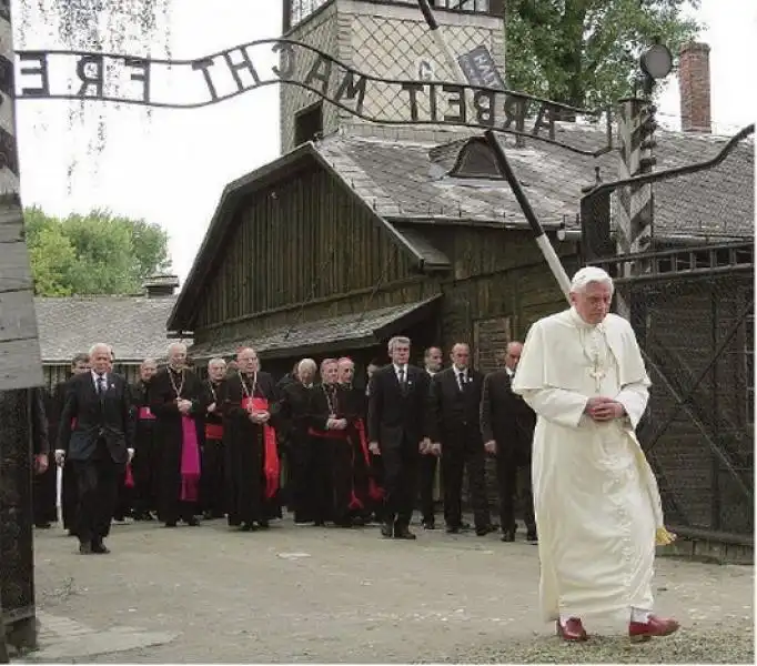 BENEDETTO XVI AD AUSCHWITZ 