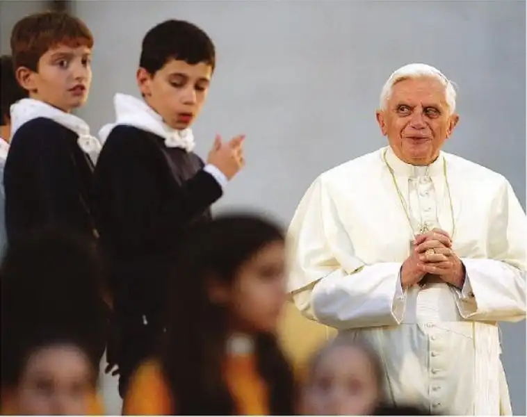 BENEDETTO XVI INCONTRA I BAMBINI A SAN PIETRO 