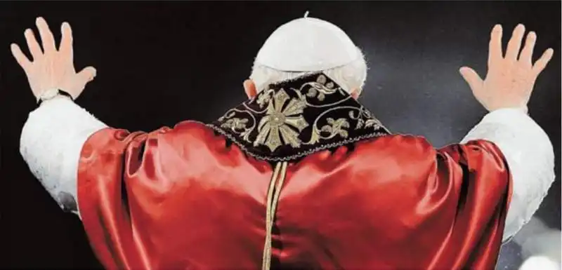 BENEDETTO XVI RATZINGER DI SPALLE 