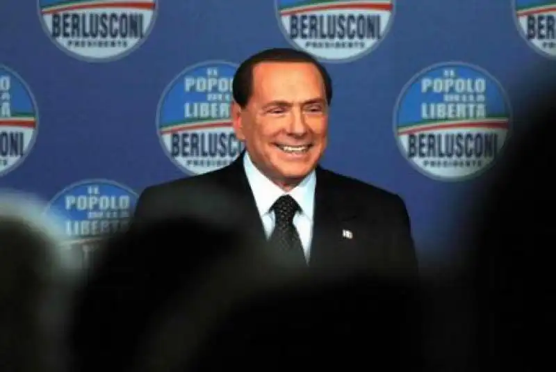 BERLUSCONI A MILANO PROMETTE DI RESTITUIRE I SOLDI DELLIMU jpeg