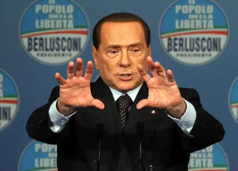 BERLUSCONI A MILANO PROMETTE DI RESTITUIRE I SOLDI DELLIMU jpeg