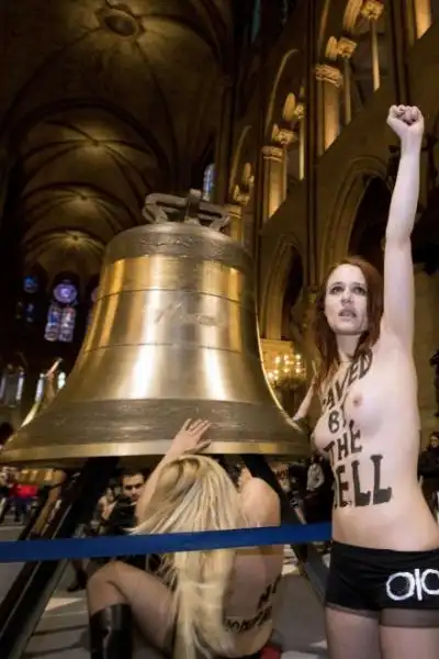 DIMISSIONI DI PAPA RATZINGER LE FEMEN FESTEGGIANO A NOTRE DAME jpeg