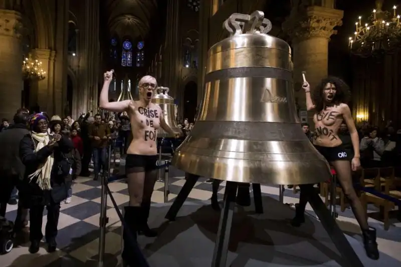 DIMISSIONI DI PAPA RATZINGER LE FEMEN FESTEGGIANO A NOTRE DAME jpeg