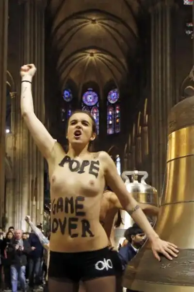 DIMISSIONI DI PAPA RATZINGER LE FEMEN FESTEGGIANO A NOTRE DAME jpeg