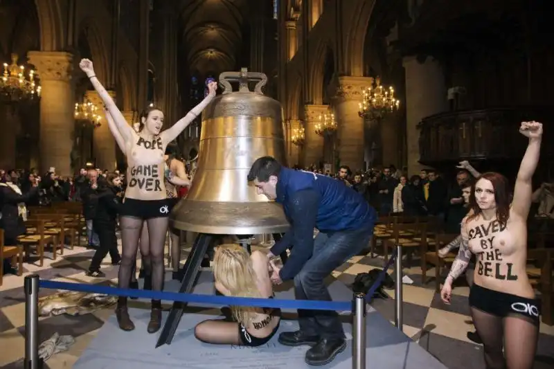 DIMISSIONI DI PAPA RATZINGER LE FEMEN FESTEGGIANO A NOTRE DAME jpeg