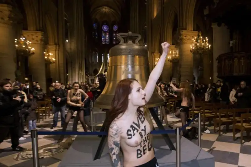 DIMISSIONI DI PAPA RATZINGER LE FEMEN FESTEGGIANO A NOTRE DAME jpeg