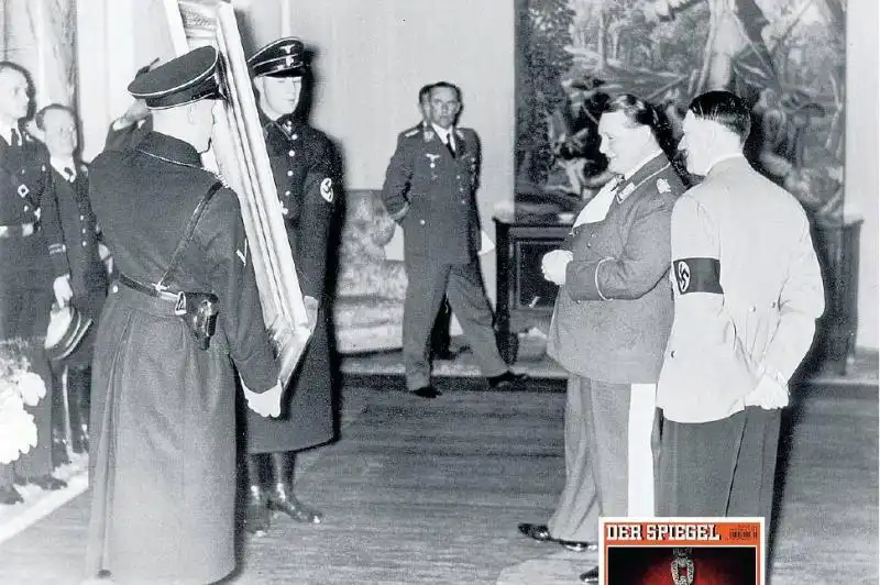 Feldmaresciallo Goering ammira un dipinto ricevuto in regalo da Hitler 