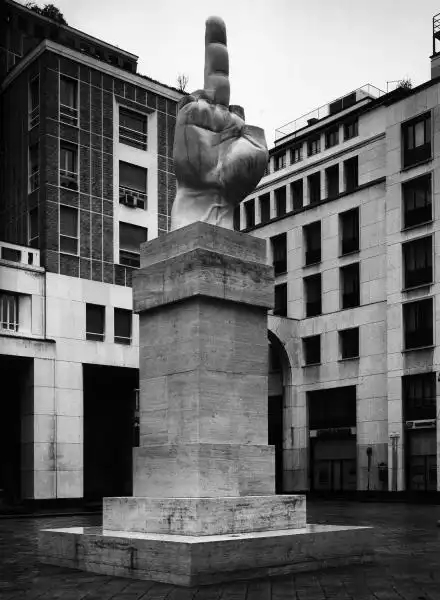 GABRIELE BASILICO FOTOGRAFA CATTELAN IN PIAZZA AFFARI 