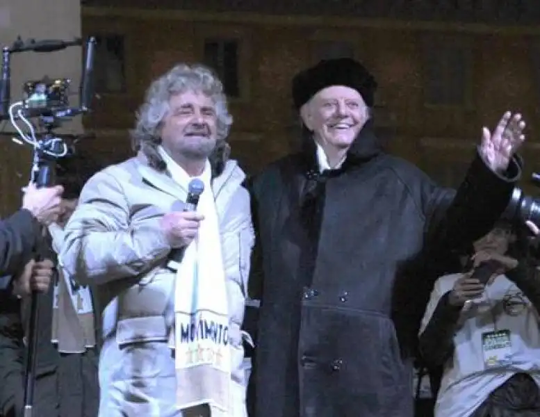 Grillo e Dario Fo a Milano in piazza Duomo e c b a f e b df c 