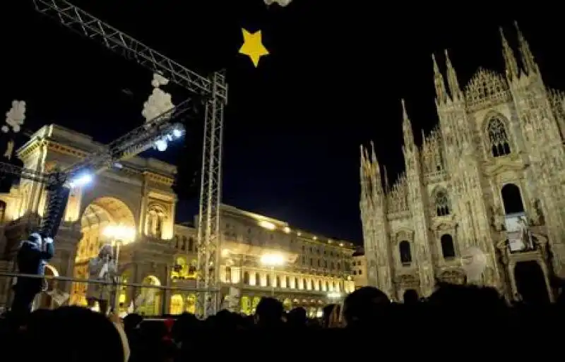 Grillo sul palco del M S a piazza Duomo eee b b d c f c d 