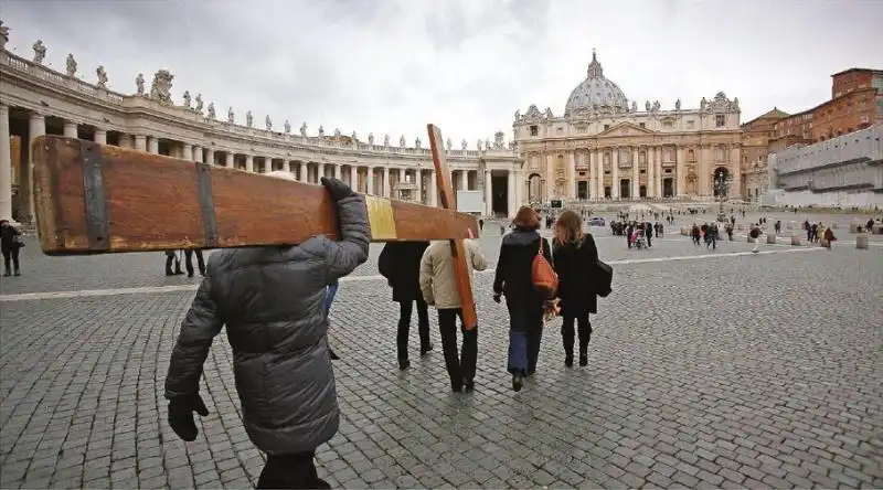 UN GRUPPO DI FEDELI TRASPORTA UNA CROCE IN PIAZZA SAN PIETRO 