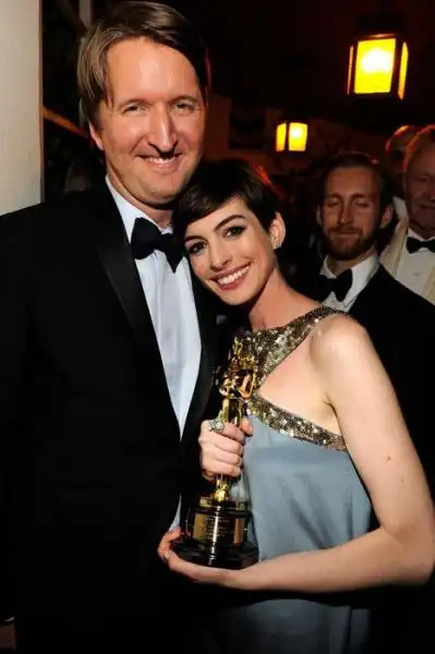 TOM HOOPER AND ANNE HATHAWAY 