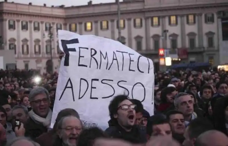 ilitanti del Movimento Stelle in piazza Duomo da b b fdc efe ad 