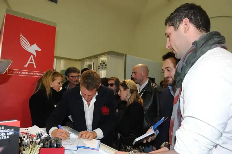 Lapo autografa il libro 