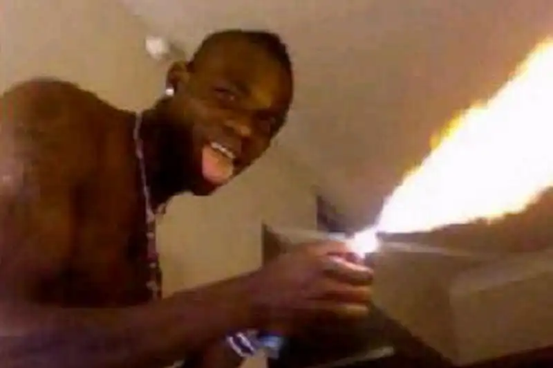 MARIO BALOTELLI CON UN FUOCO DARTIFICIO 