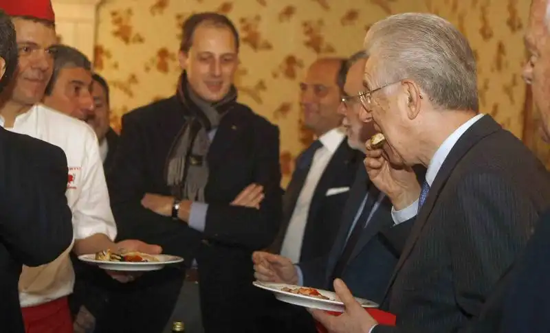 MARIO MONTI GNAM CON LA PIZZA A NAPOLI 