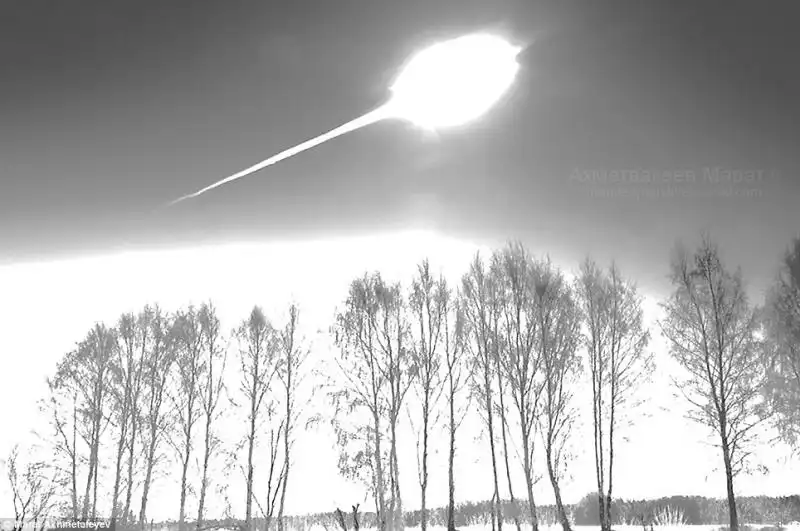 IL METEORITE CHE SI ABBATTUTO SULLA RUSSIA FOTO DI MARAT AKHMETALEYEV 