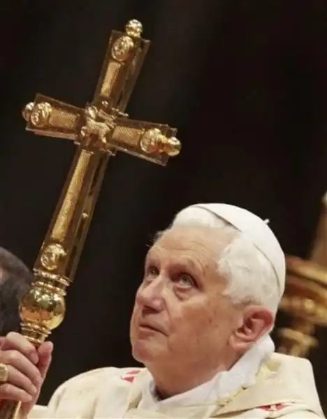 PAPA RATZINGER GUARDA LA CROCE jpeg